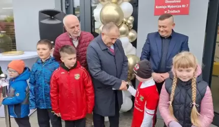 Burmistrz wraz z młodymi mieszkańcami oficjalnie otworzyli świetlicę w Źródłach