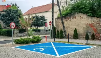 Przed Urzędem Gminy Udanin wyznaczono miejsce parkingowe dla osób niepełnosprawnych