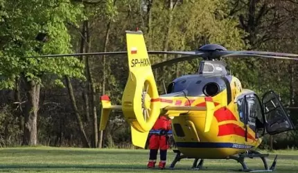 Kobieta spadła z konia. Zabrało ją pogotowie lotnicze