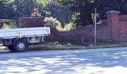 Czytelnik: Czy rozbiórka muru w Szczepanowie jest kontrolowana?