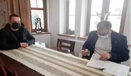 Wójt gminy Miękinia podpisał umowę na rozbudowę oświetlenia