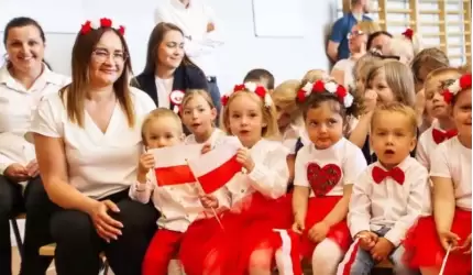 Uroczysty apel z okazji Święta Konstytucji 3 Maja w szkole w Udaninie