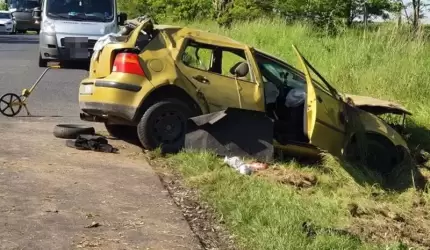 Rozbity samochód, zderzak na drzewie i troje nastolatków w szpitalu...