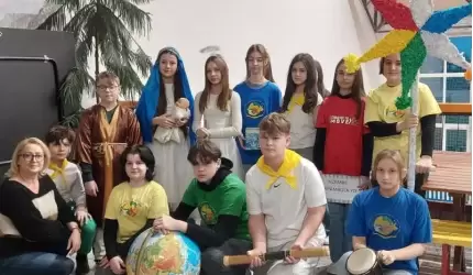 Szkolni kolędnicy z Udanina w drodze