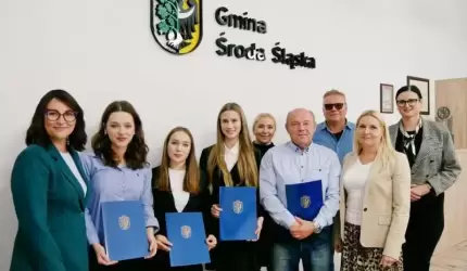 Średzkie zawodniczki karate i ich trener nagrodzeni przez burmistrz Elżbietę Czarnotę