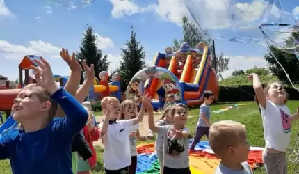 Dzień Dziecka w Przedszkolu w Ciechowie - dmuchańce, klaun i piraci