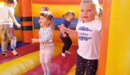 Zabawa na dmuchanym placu zabaw w prezencie od starostwa