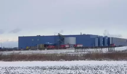 Pożar w hali produkcyjnej fabryki PGW. Akcja gaśnicza trwa