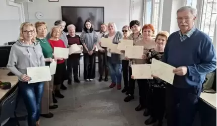 Zajęcia komputerowe dla seniorów z dużym zainteresowaniem