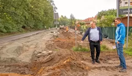 Trwa przebudowa drogi w Brzezinie. Będą chodniki, oświetlenie i ścieżka rowerowa