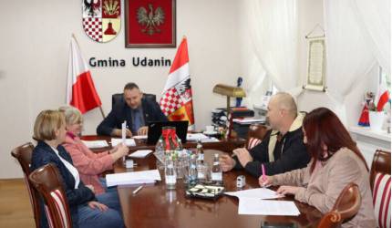 Umowa podpisana – w Ujeździe Górnym powstanie Aktywny Plac Zabaw