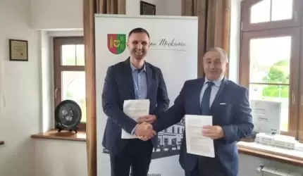 Burmistrz Miękini podpisał umowę na przebudowę kolejnej drogi