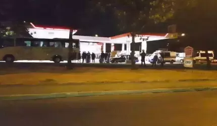 Dużo policji i autobus z kibicami na stacji paliw. Co się działo?